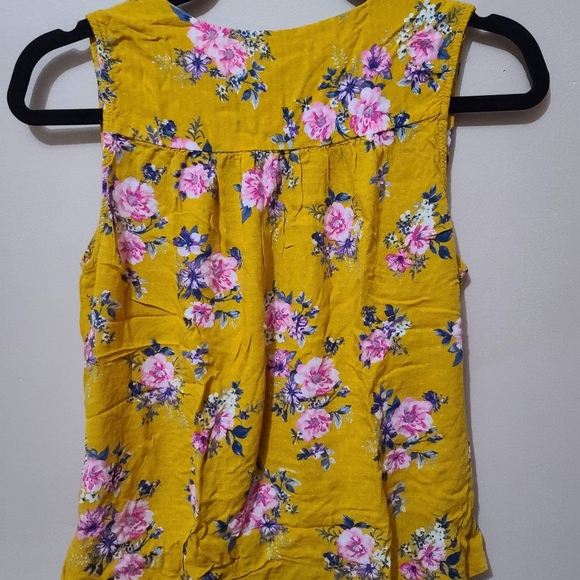 Yellow florals sleeve less - Picture 2 of 4